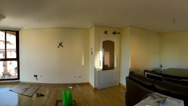 El salón antes de la obra: la pared y la puerta de la antigua cocina